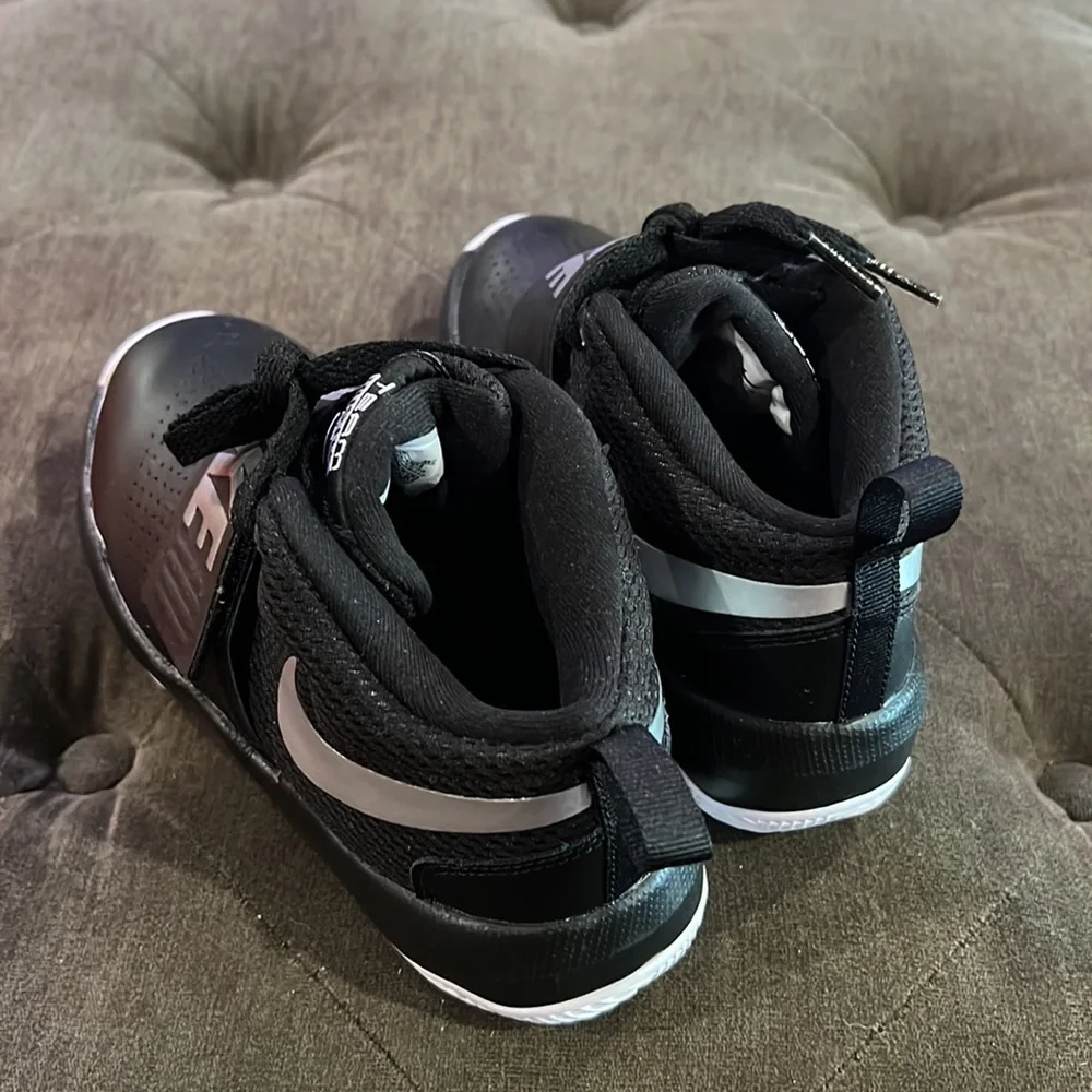 Nike team hustle sneaker size 2 NWT - Picture 6 of 6